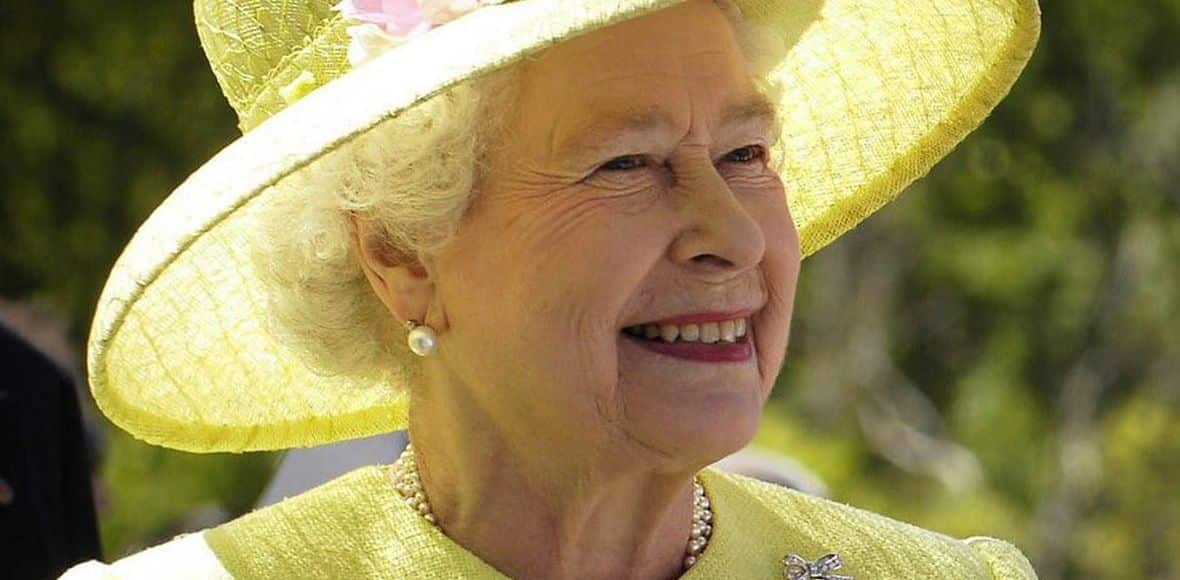 the queen is wearing a signia hearing aid main 13 06 12 927319